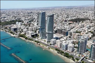 C'est la deuxième ville de Chypre, située sur la côte sud de l'île ; elle compte 70 000 habitants et 200 000 dans son aire :