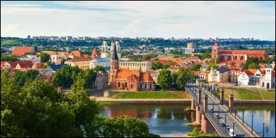 Cette importante ville de près de 300 000 habitants, traversée par le Niémen, est la deuxième ville de Lituanie :