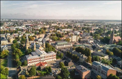 Troisième ville de Lettonie avec 65 000 habitants, elle est située sur les rives de la mer Baltique, à l'ouest de Riga :