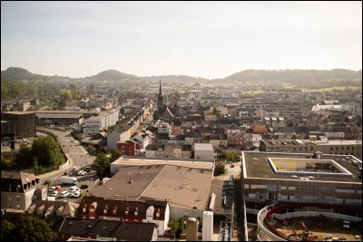 Troisième ville du Luxembourg avec 30 000 habitants, cette ville, située dans le sud du pays, est un important centre d'industrie sidérurgique :