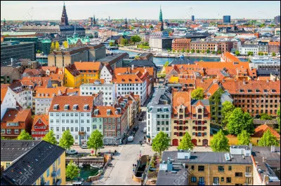 Il y a 638 790 habitants.