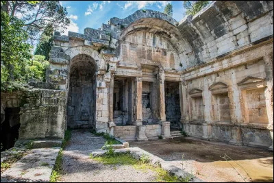 Sachant que ''Le temple de Diane'' est dans la préfecture du Gard, dans quelle ville est-il situé ?