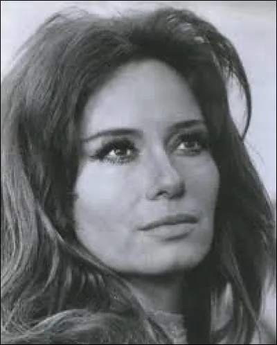 Dans ce film de Rouffio, elle est Cécile Levene, mariée à Reggiani et leur fils est interprété par Dutronc :