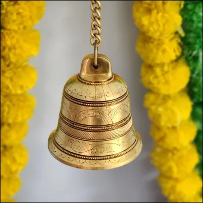 Dans le rite catholique, que doivent faire les fidèles lorsque les clochettes sonnent durant la messe ?