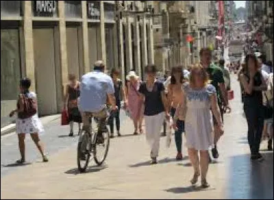 Ce cycliste est en train de ... entre les piétons