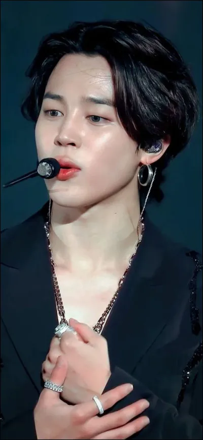 Maintenant passons aux solos.

Quelle chanson de Jimin préfères-tu : Set Me Free ou Lie ?