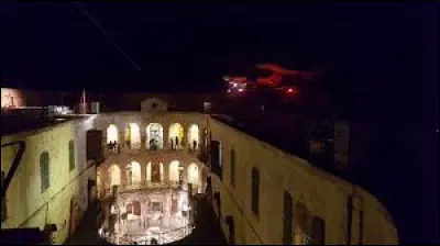 En 1996, un incendie se déclare dans la cellule 211 du Fort et se propage jusqu'à la cellule 212, rendant lépreuve qui sy trouvait inutilisable pour toute la saison. Lincendie a même légèrement endommagé les épreuves de lAssiette (cellule 209) et du Tapis roulant (cellule 213). Quelle épreuve, installée dans la cellule 212 quelle noccupait quen partie, a été condamnée cette année-là ?