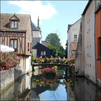 Dans quel département de la région Centre-Val-de-Loire se trouvent les communes de Gien et Montargis ?