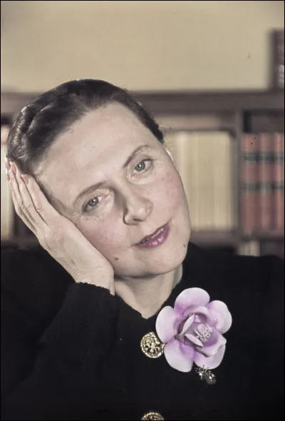 La poire, le fruit, portait également le nom de...