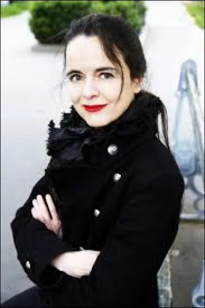 À quel rythme Amélie Nothomb sort-elle ses ouvrages ?