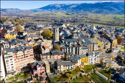 Cette ville espagnole de 10 000 habitants est limitrophe de la Cerdagne française et se trouve au centre de la plaine cerdane dans l'est du massif pyrénéen, ce qui en fait la petite capitale transfrontalière de cette région naturelle :