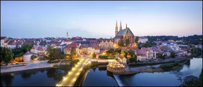 Quelle est cette ville allemande de 56 000 habitants, en Saxe, bordée par la rivière Neisse qui la sépare de la Pologne ?
