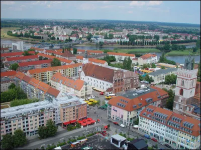 La ville polonaise de Slubice 16 000 habitants est séparée par l'Oder d'une ville allemande dont elle constituait un faubourg avant 1945 et avec laquelle elle forme aujourd'hui une agglomération transfrontalière :