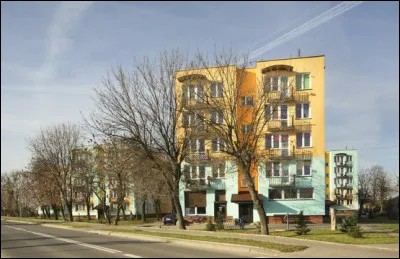 Quelle est cette petite ville polonaise de 5 000 habitants bordée par le Boug qui forme la frontière et la sépare de la ville biélorusse de Brest ?