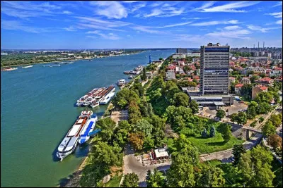 Quelle est cette ville bulgare de 166 000 habitants située sur la rive droite du Danube en face de la ville roumaine de Giurgiu ?