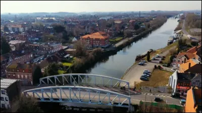Quelle est cette ville française de 12 000 habitants, voisine d'une ville belge homonyme de 8 000 habitants dont elle est séparée par la Lys ?