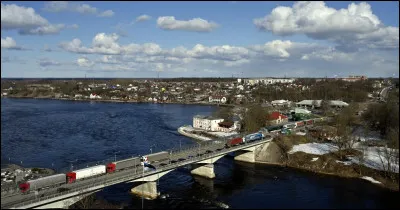 Quelle est cette ville estonienne de 50 000 habitants, située à la frontière russe face à la ville d'Ivangorod de l'autre côté du fleuve ?