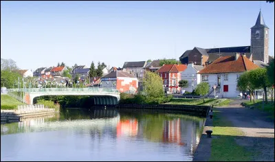 Quelle est cette ville française de 10 000 habitants, située dans la vallée de la Sambre et frontalière avec la Belgique ?
