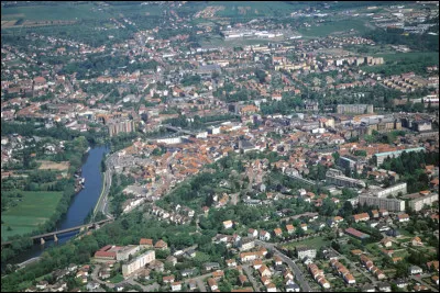 Quelle est cette ville française de 20 000 habitants, située à la frontière franco-allemande, au confluent de la Sarre et de la Blies ?