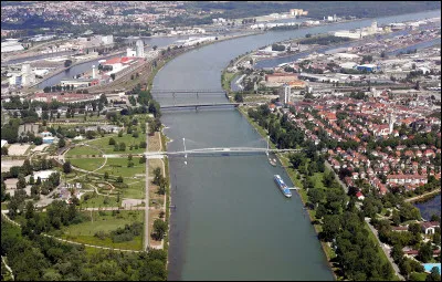 Cette ville allemande de 38 000 habitants constitue la banlieue allemande de Strasbourg dont elle est séparée par le Rhin :