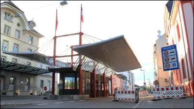 Cette ville française de 22 000 habitants est limitrophe de la ville suisse de Bâle dont elle forme une banlieue :