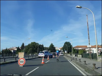 Cette ville de 18 000 habitants bordée par la Bidassoa est la dernière ville côtière française avant l'Espagne :