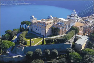 Quel est le nom de ce palais, villégiature d'été des papes, partie intégrante de l'État du Vatican ?