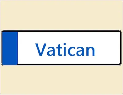 Quelles sont les lettres inscrites sur les plaques d'immatriculation des véhicules communs du Vatican ?