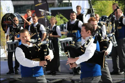 Quel est le nom de cet ensemble musical d'inspiration pipe band écossais qui interprète des airs traditionnels bretons ?