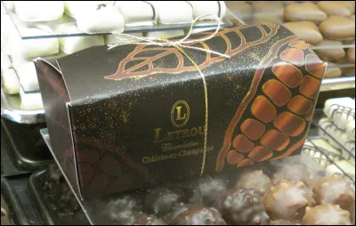 Quel est le nom de cette boîte en carton destinée à contenir des friandises ?