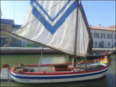 Quel est le nom de ce bateau, un voilier traditionnel provençal ?