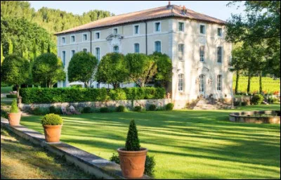 Quel est le nom de cette bâtisse campagnarde provençale ?