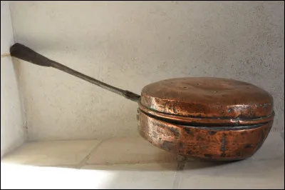 Quel est le nom de cet ustensile destiné à être rempli de braises pour réchauffer les draps ?