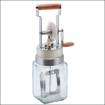 Quel est le nom de cet outil qui permet de transformer la crème de lait en beurre ?