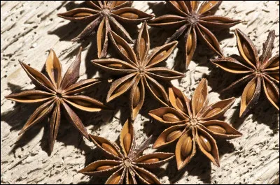 Quel est le nom de ce fruit étoilé, utilisé comme épice en cuisine pour son goût anisé ?