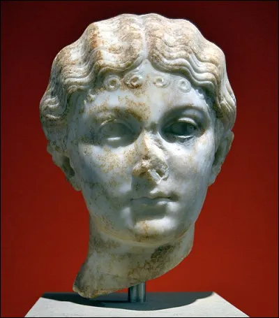 Tibère finit de façon bizarre (encore un) et Caligula lui succède. Bon, on a vu qu'il aimait sa sur Drusilla (Q.6) et qu'il était peu apprécié ! Mais il aurait également ''honoré'' une autre frangine : Julia Livilla. Malgré l'affection de l'empereur et les nombreux honneurs reçus, elle complote contre Caligula avec l'aide de son mari le consul et sénateur...