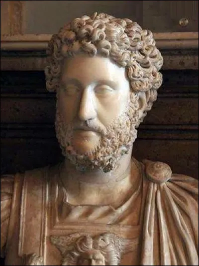 Dans ce questionnaire on ira de cette date (- 27) jusqu'en 68 (après J.C.). Durant cette période, Rome connût trois empereurs à l'esprit ''un peu dérangé''. Trouvez l'intrus dans les quatre noms suivants.