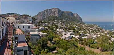 Notre fameux Tibère a laissé dans l'histoire une trace peu reluisante. Brillant tacticien et chef de guerre, il mena lors de son règne une politique ''louvoyante''. S'imposant un exil forcé, il se retire en pleine gloire et, sans lâcher le pouvoir, va assouvir ses tendances pédophiles dans l'île de...