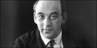 Un ... est un spécialiste de l'étude d'une langue et de sa littérature à partir de documents écrits