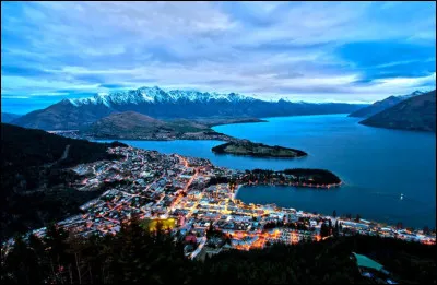 Dans quel pays se trouve la ville de Queenstown ?
