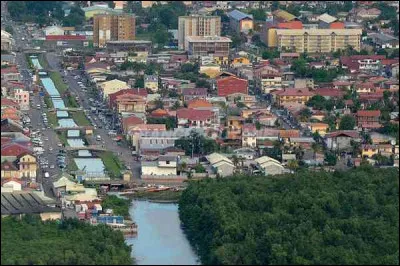 Dans quel pays se trouve la ville de Cayenne ?