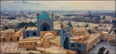 Dans quel pays se trouve la ville d'Ispahan ?