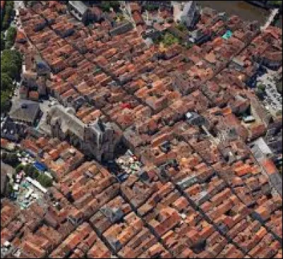 Km 15,4 : Grenade. Cette commune a une forme particulière, laquelle ?