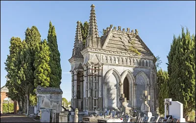 Km 24,3 : Castelnau-d'Estrétefonds. Parmi les lieux et monuments remarquables de Castelnau, on trouve le Mausolée du Marquis de Cambolas. Quelle est sa particularité ?