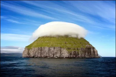 Où se situe la petite île inhabitée nommée Lítla Dímun qui ressemble parfois à un gros gâteau ?