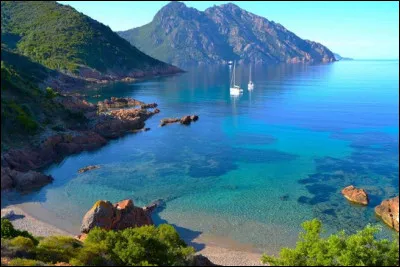 Surnommée à juste titre l'île de beauté qui suis-je ?