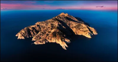 Qui a écrit le célèbre roman "Le Comte de Monte-Cristo" qui est par ailleurs est une île de Toscane en Italie ?