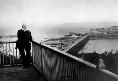 Dans quelle île anglo-normande Victor Hugo trouva refuge lors de son exil politique de 1855 à 1870 ?