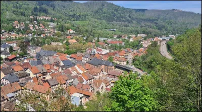 Quelle est cette petite ville de 2 000 habitants, située au coeur du massif des Vosges dans la vallée de la Bruche ?