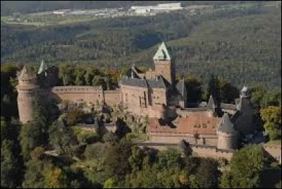 Quel est le nom de ce château situé sur le rebord du massif vosgien et dominant la plaine d'Alsace, reconstruit au début du XXe siècle par l'empereur allemand Guillaume II ?